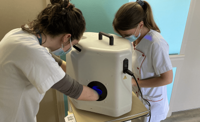 Soignants autour de caisson pour visualiser hygiène des mains